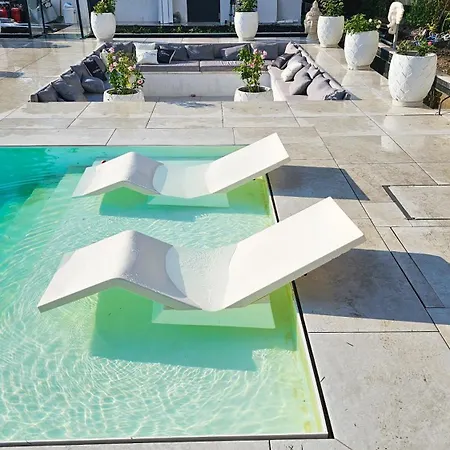 Luxurious Large With Pool, Garden, Koi Pond Only 12 Min To Octoberfest Lejlighed *