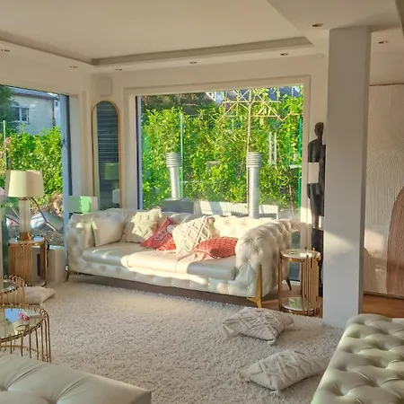 Luxurious Large With Pool, Garden, Koi Pond Only 12 Min To Octoberfest Appartamento