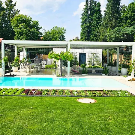 Luxurious Large With Pool, Garden, Koi Pond Only 12 Min To Octoberfest Appartamento